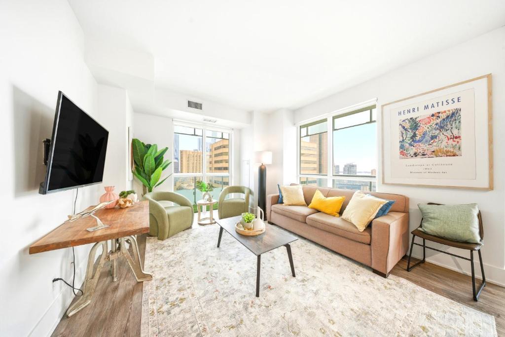 Toronto Entertainment District Apartment | 1,100 Sqft! - 2 bedroom with Views - CN Tower MTCC