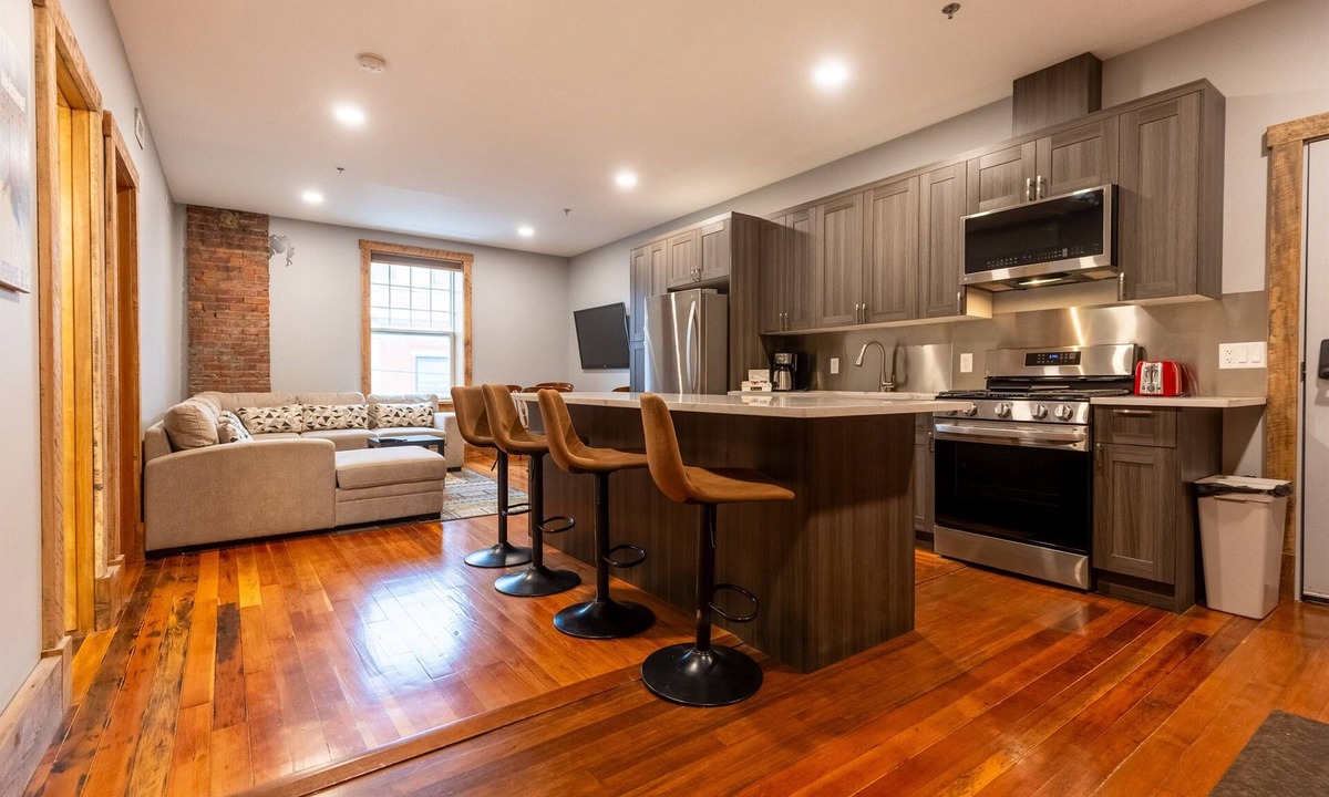 Historic Downtown Fernie Hotel | 1 Bedroom l Sleeps 3 Adults l A/C l Dog Friendly