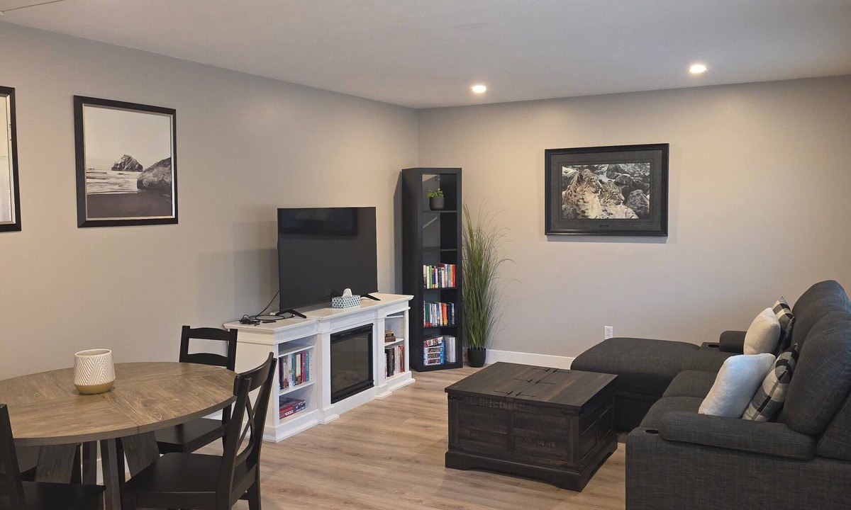 Langley House | 1 bedroom suite in quiet neighbourhood, 3km from Thunderbird,private fenced yard