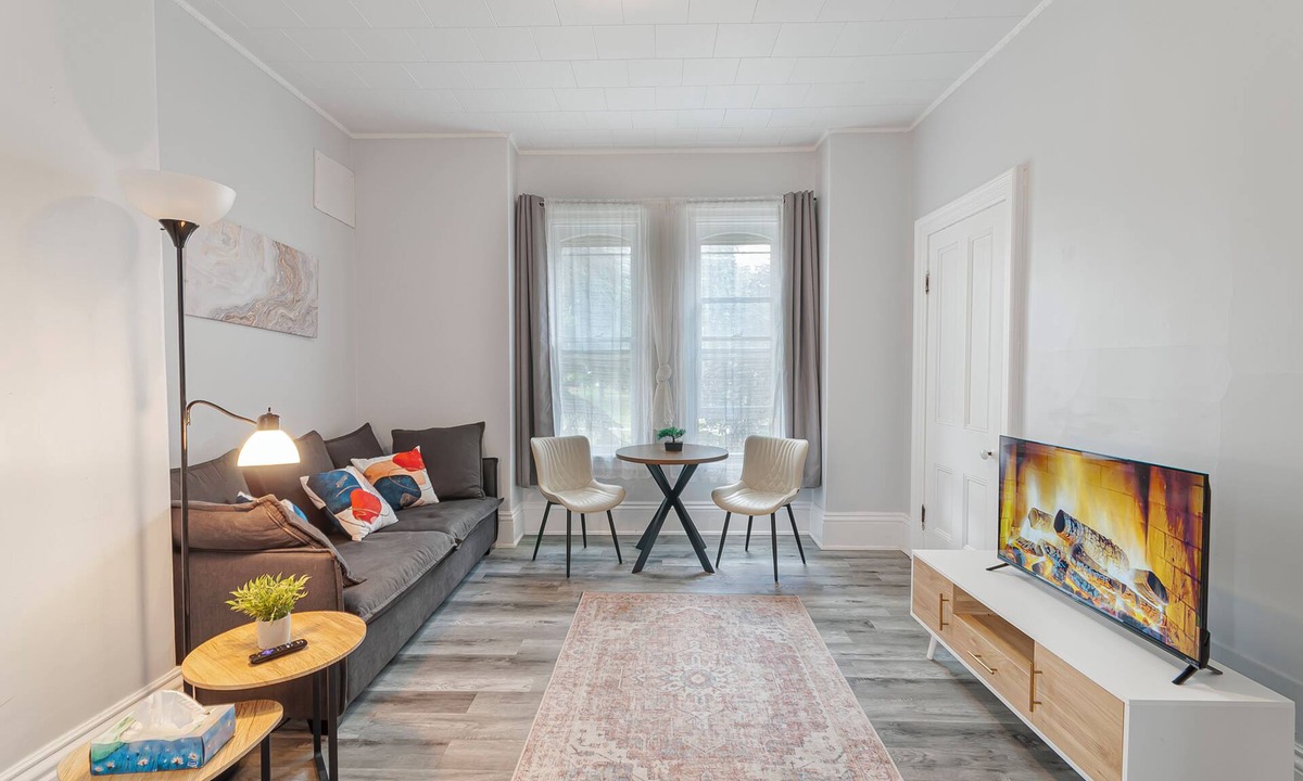 Barrie Apartment | 1 Bedroom Unit in Victorian Home in Barrie