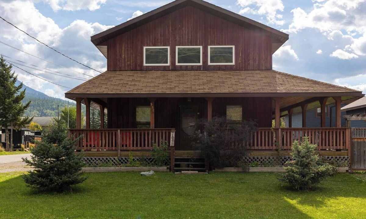 Fernie House | 10 Minute Walk to Downtown Fernie. Hot Tub