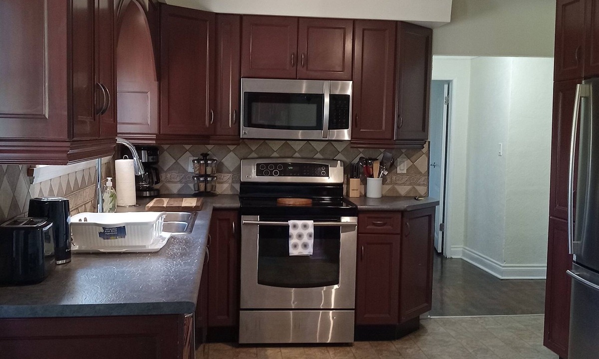 Saanich West House | #126 Broadway St - 6 Bedroom Two-Story House