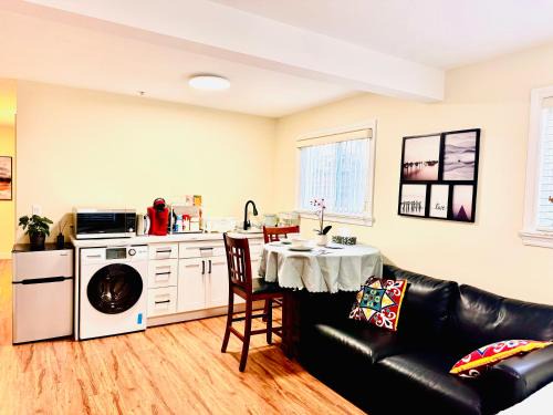 Renfrew-Collingwood House | 13 Mins to Downtown-Free Parking near Joyce Skytrain -2 Beds