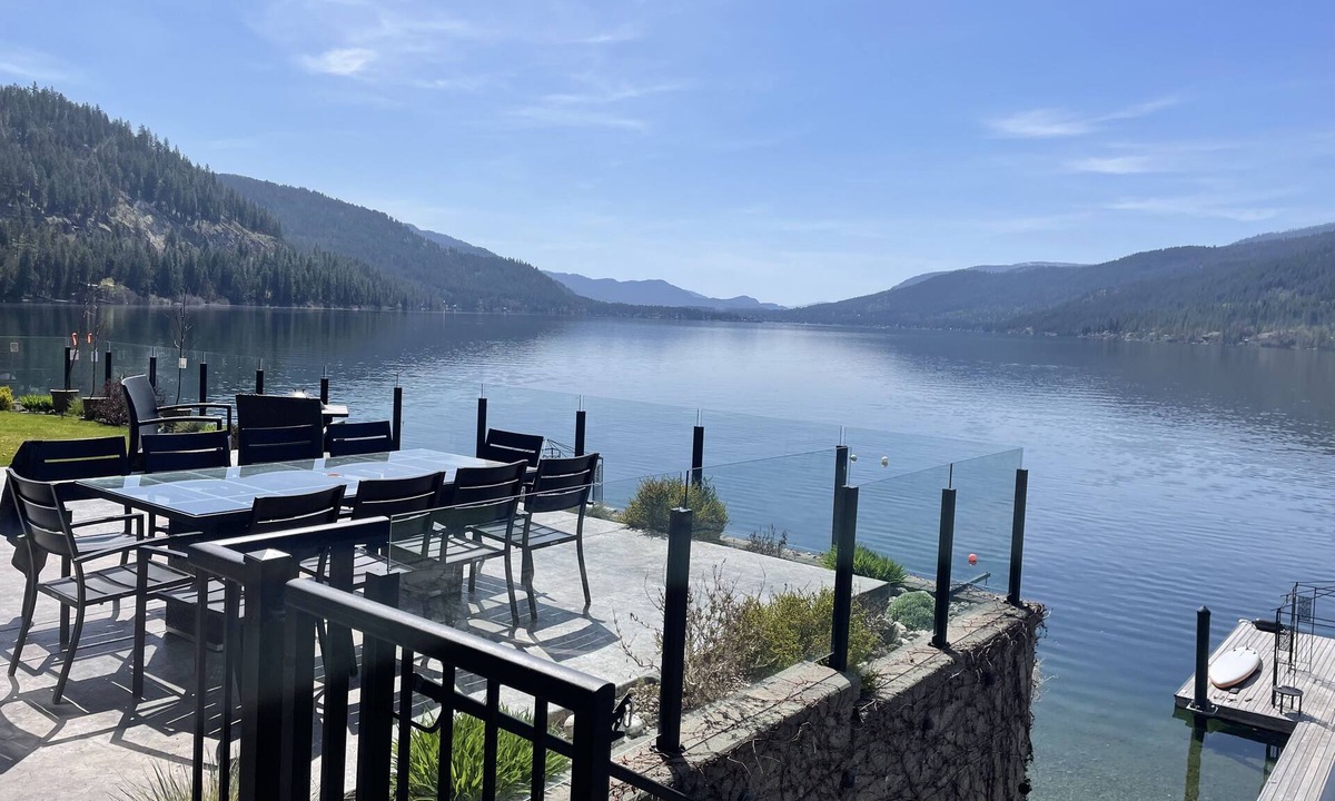 Christina Lake House | 157 Brown rd, Lake front 2 bd suite