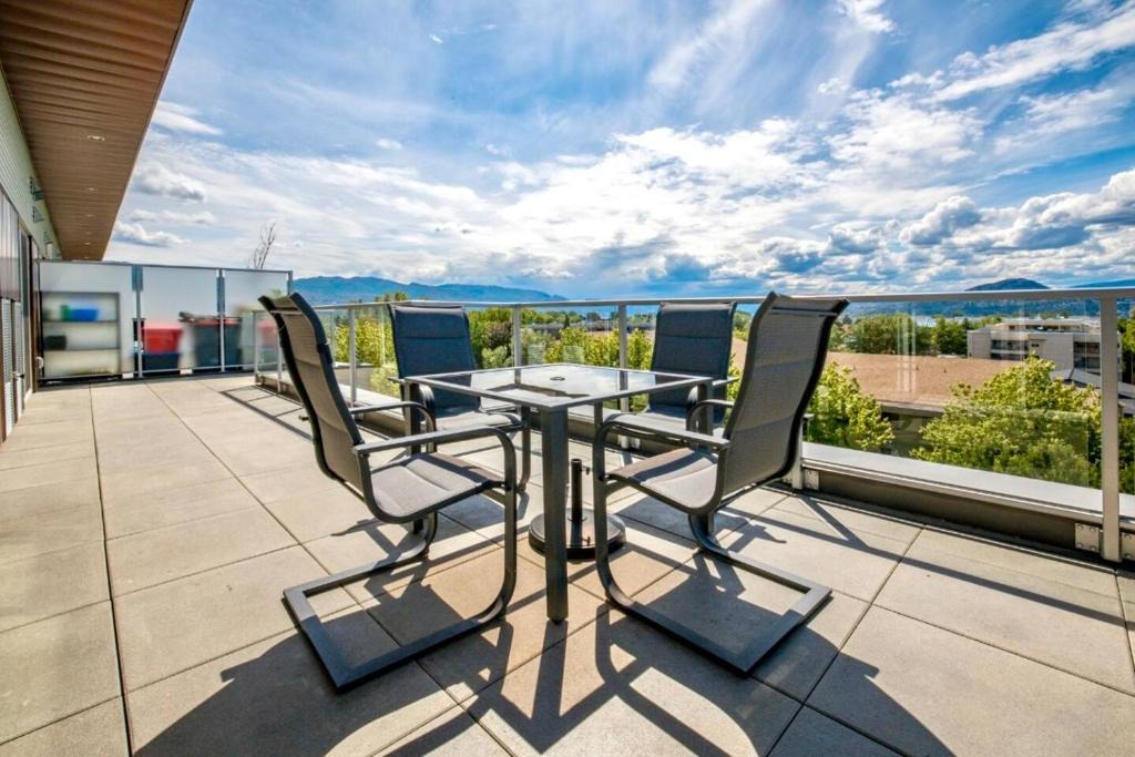 South Pandosy Apartment | 180 Mt View Huge Balcony 2BR 3Beds 2Bath 2Parkings Penthouse