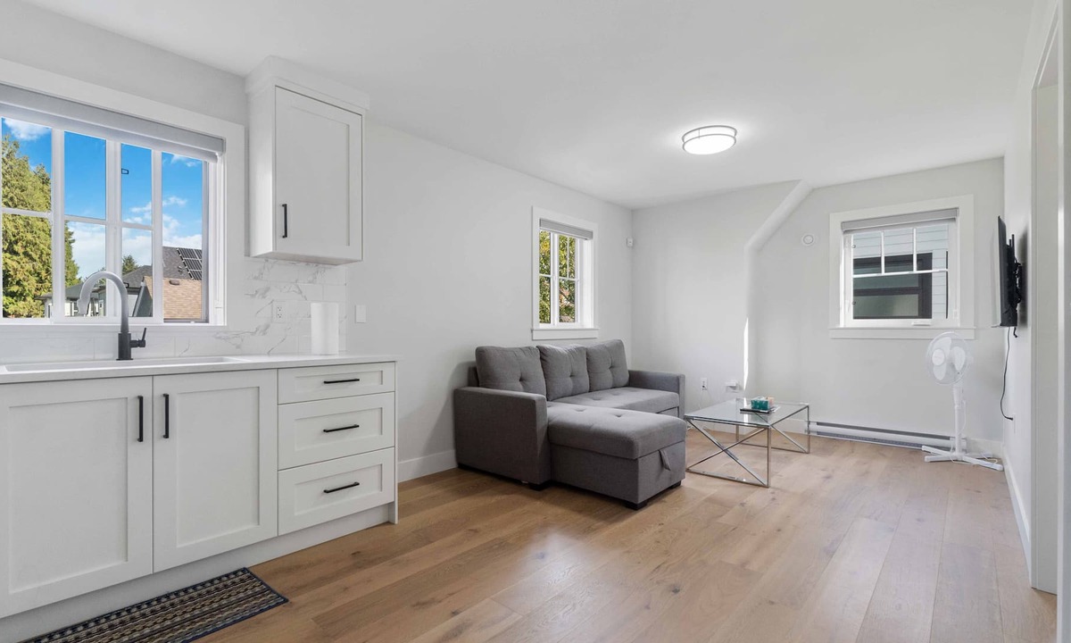 Ladner House | 1BD Lovely Coach Home B in Delta!