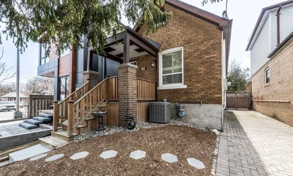 Woodbine Heights House | 1BR Main Floor Toronto | 15 Min Downtown + Parking