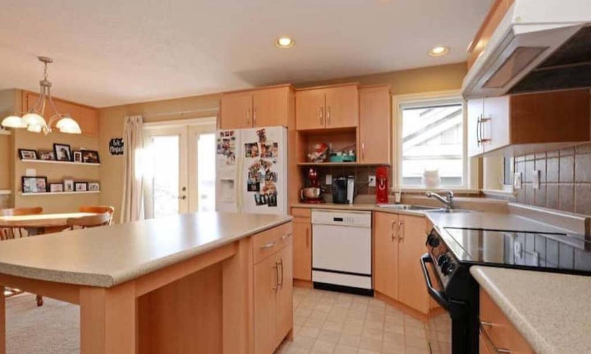 Saanich West Apartment | 2 bdrm spacious ground floor suite with parking
