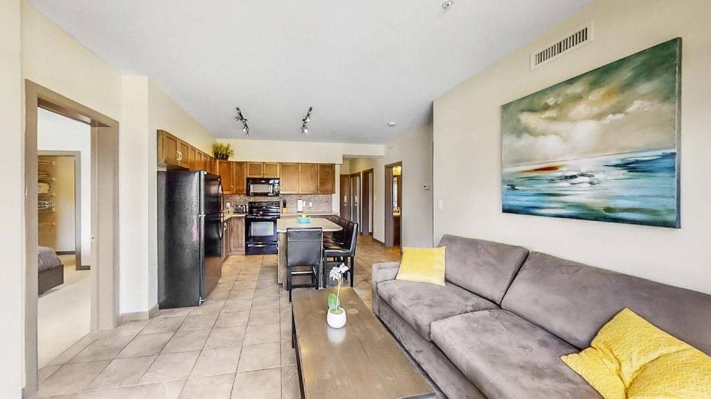 South Pandosy Apartment | 2 Bed 2 Bath Corner Unit Overlooking Pool 501