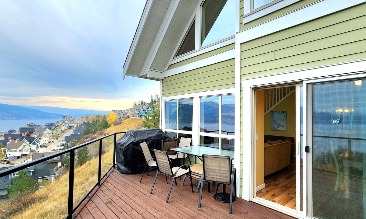 Central Okanagan House | 2 Bed and Loft Pet Friendly Cottage at La Casa!