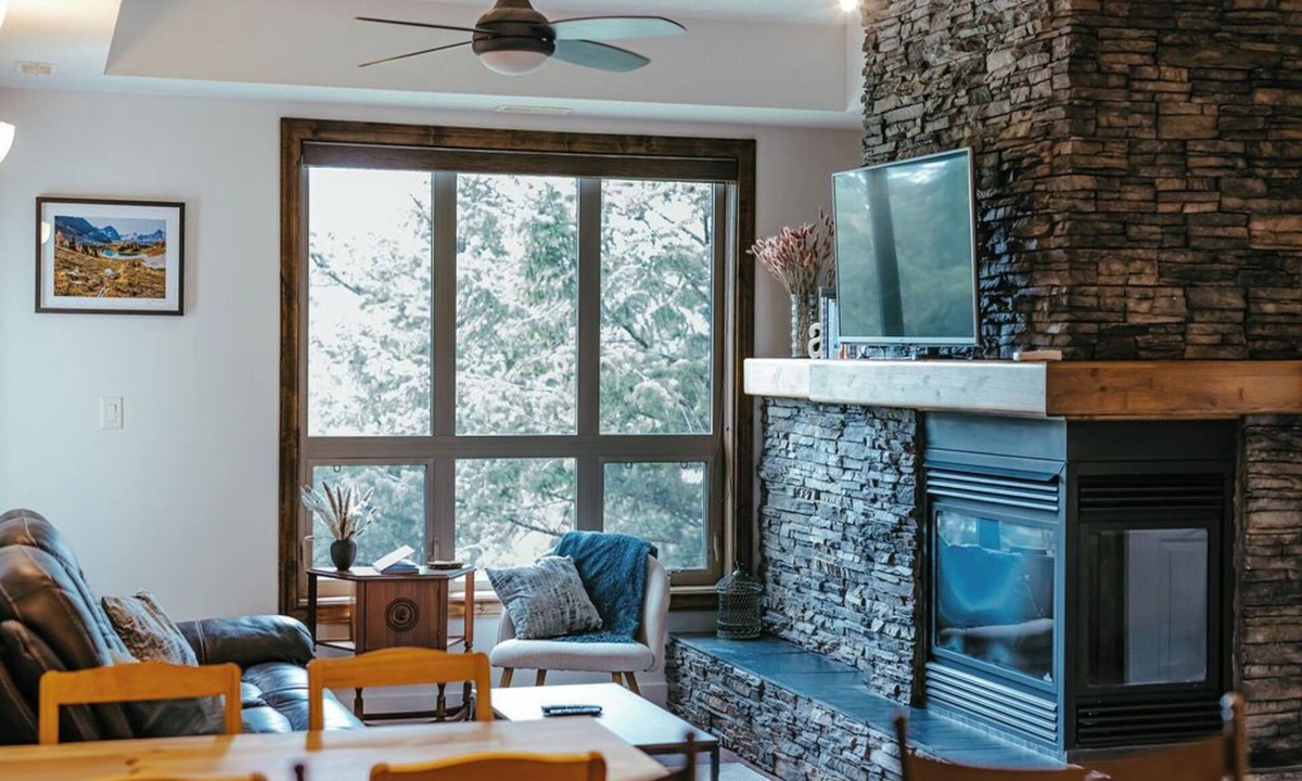 Radium Hot Springs Apartment | 2 Bedroom - A/C - Pool - Hot tub