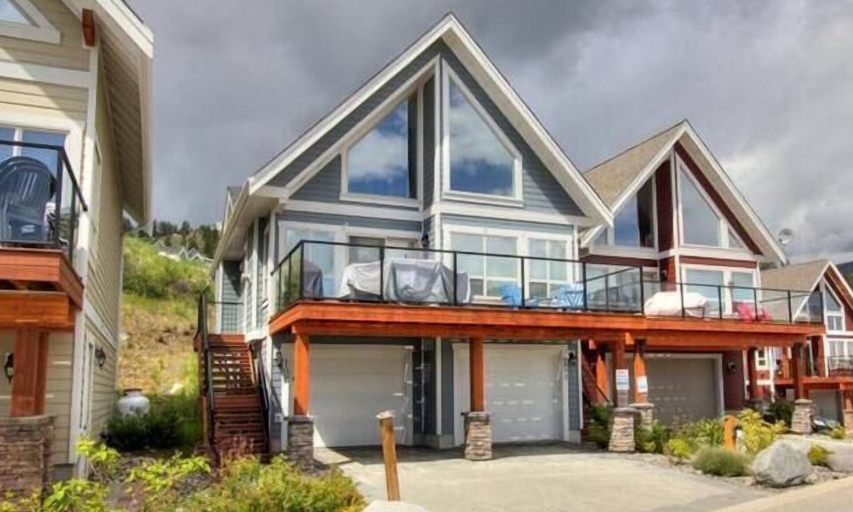 Central Okanagan House | 2 Bedroom and Loft Pet Friendly Cottage on Lake Okanagan!