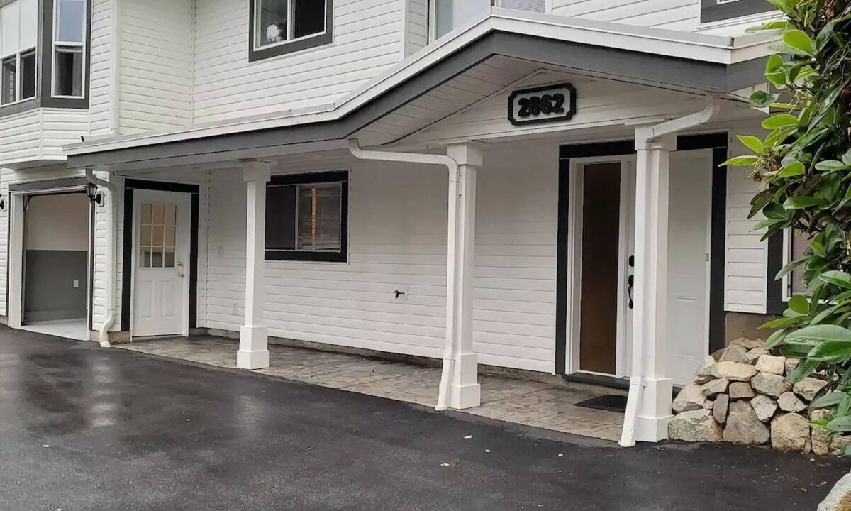 Abbotsford House | 2 Bedroom Cheery Historic Downtown Oasis (sleeps 8)