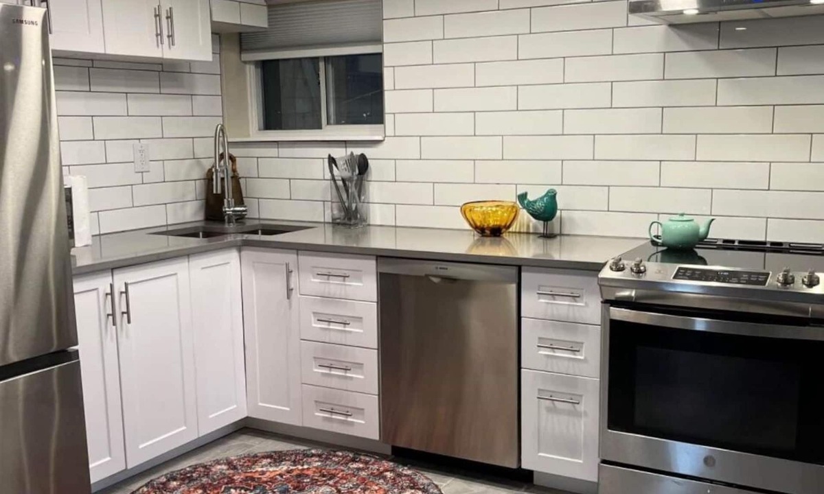 Fairfield House | 2 Bedroom plus large Den near Dallas Road