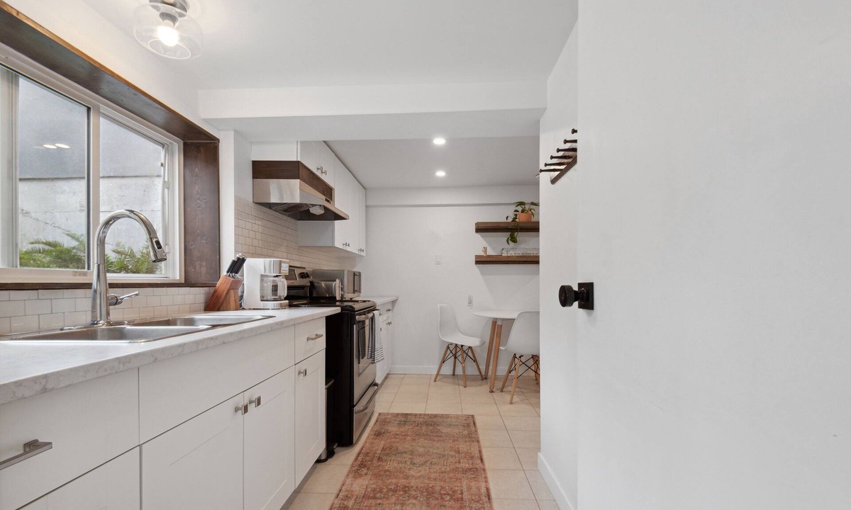 Cobble Hill House | 2 Bedroom suite with hot tub! Minutes to local attractions, dining, and trails!