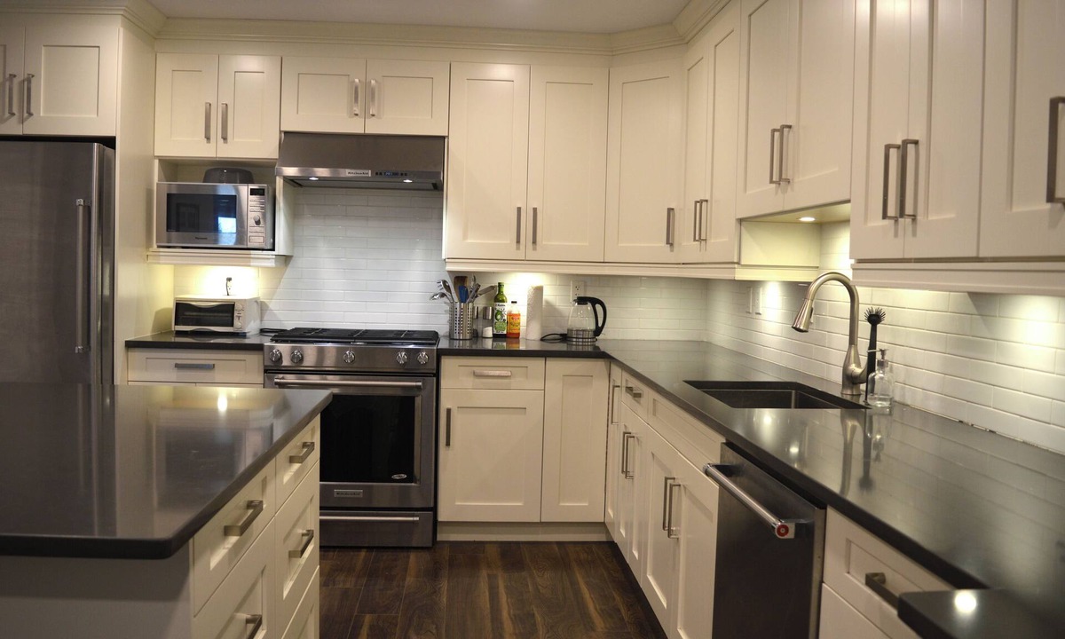Burnaby House | 2 bedroom with Large Kitchen and Beautiful Patio