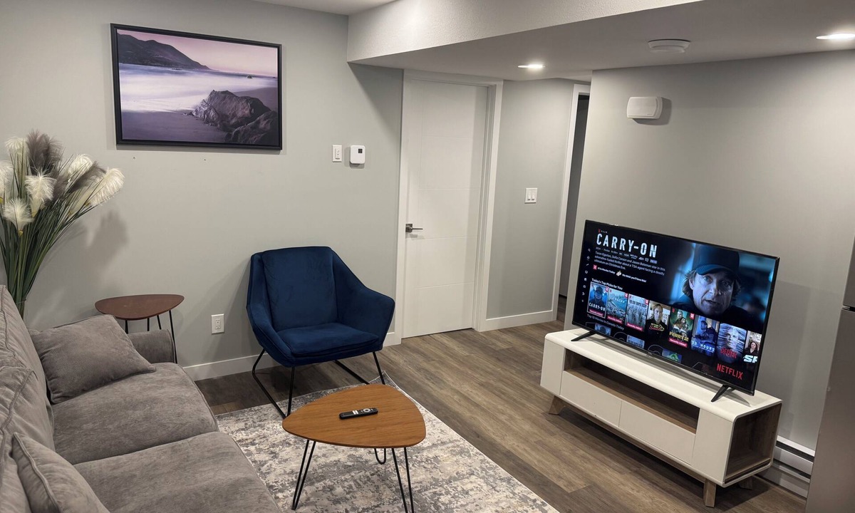 Regina House | 2-Bedrooms | On site Parking | near YQR Airport