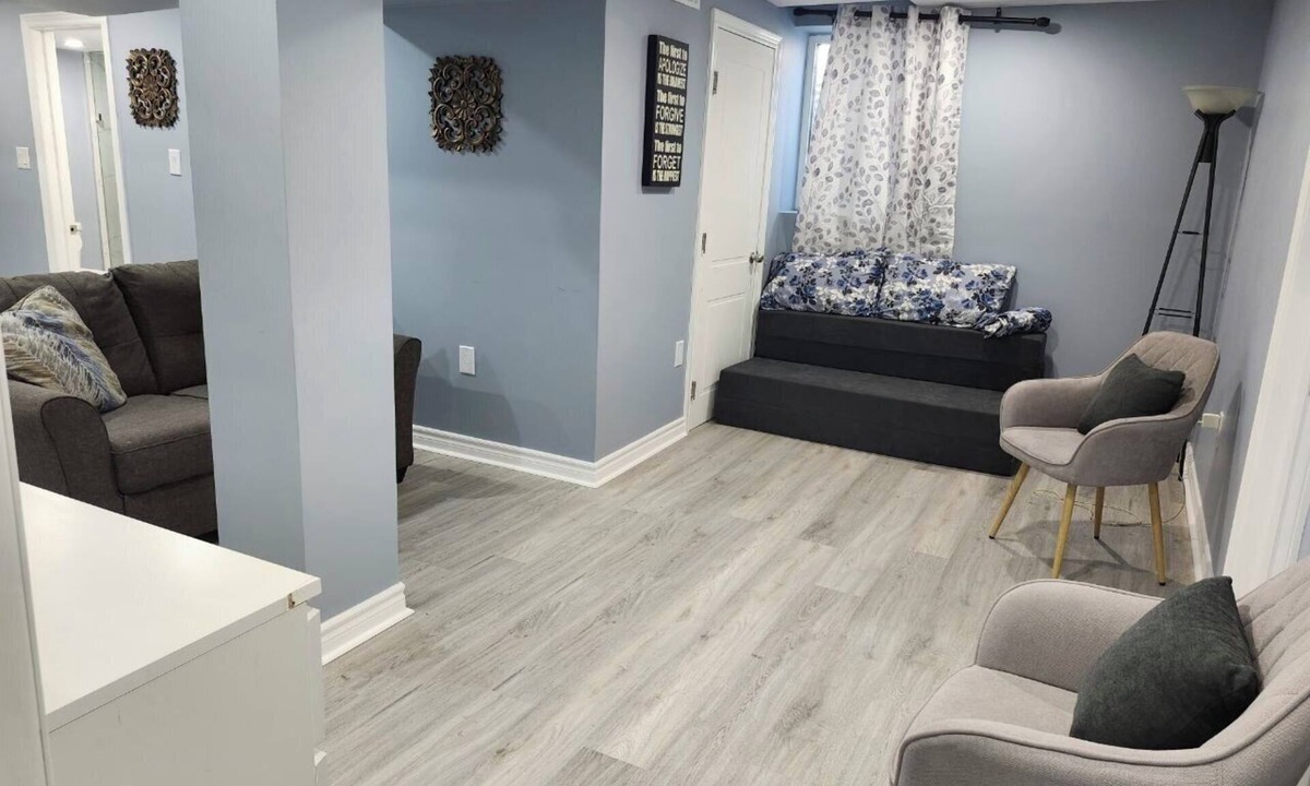Durham Region Apartment | 2 minutes from Nebs! Chic North Oshawa King Bedroom Unit with Separate Entrance.