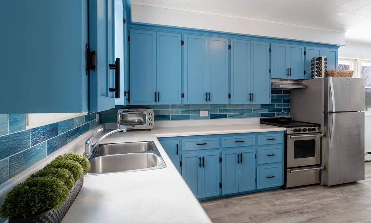 Beach Point House | 2 Minutes to the Beach. Family Sized Bungalow with deck & BBQ