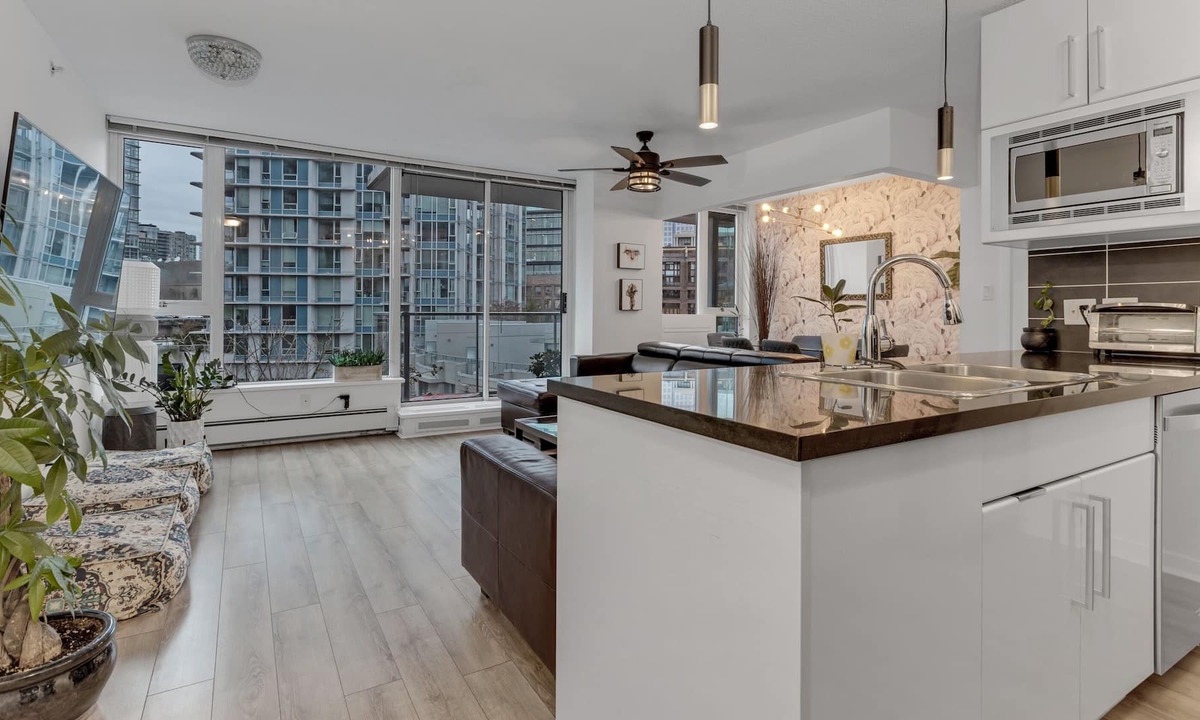 Crosstown Condo | 2BR Gastown Downtown Vancouver close to everything