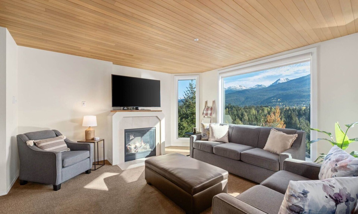 Blueberry Hill Condo | 2BR | Ironwood | Stunning Mtn Views | Shared Hot Tub & Pool | Fireplace | Parking