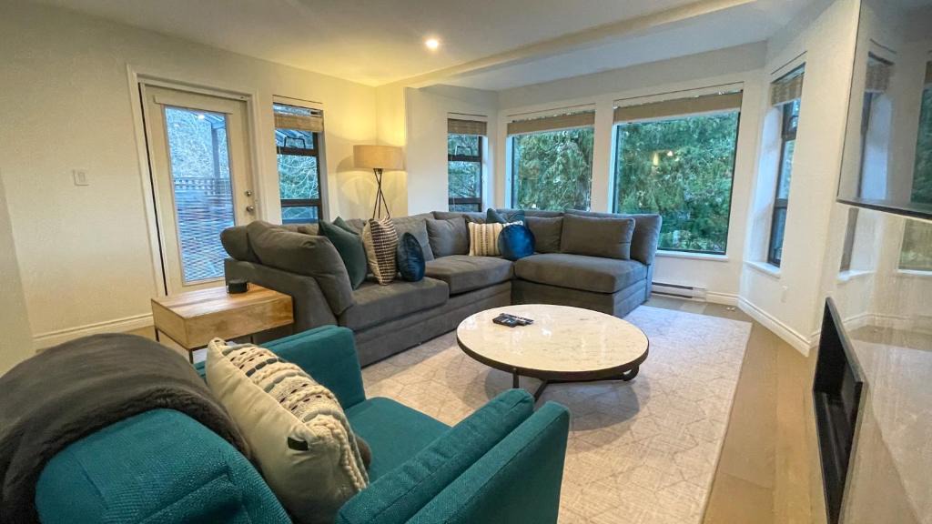 Blueberry Hill House | 2BR plus Loft, Modern and Spacious, Hot Tub and Sauna, Private Balcony, Fireplace