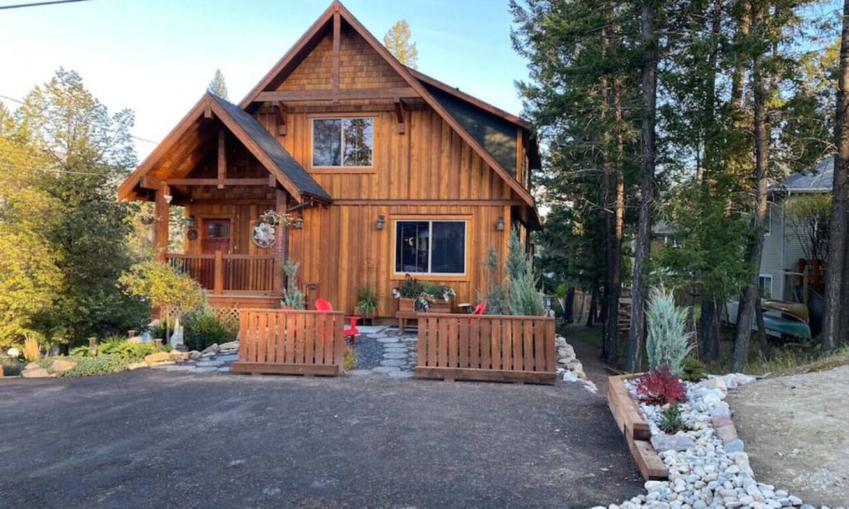Invermere Cabin | 3 Bears Cabin | Games Room | Firepit | Lux Kitchen