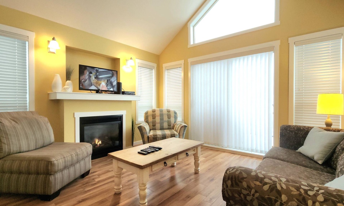 Central Okanagan House | 3 Bed Pool View Cottage at LaCasa Lakeside Resort!