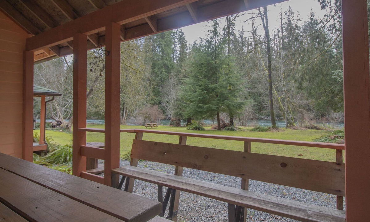 Lake Cowichan Cabin | 3 Bedroom Riverfront Cabin