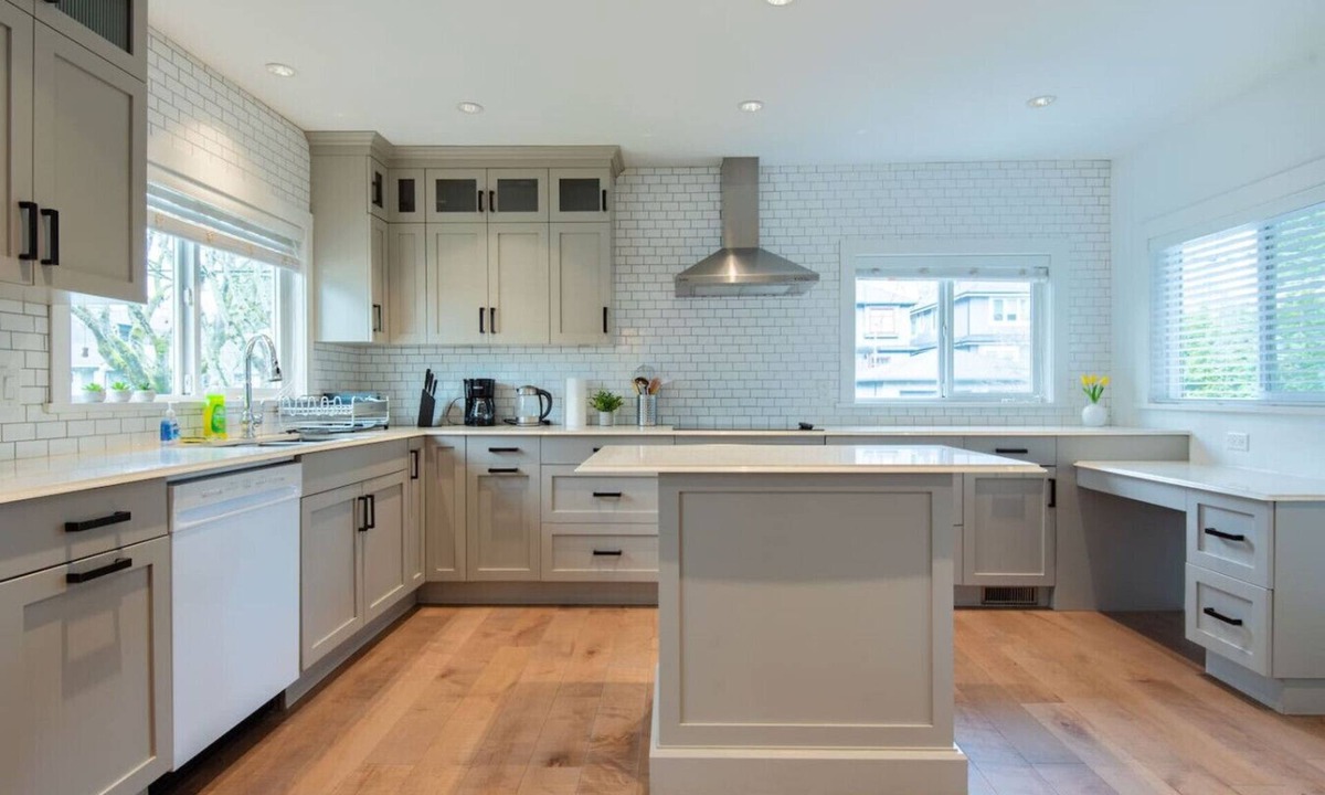 Kerrisdale House | 3-Bedrooms 1-Bathroom Entire Main House in VanWest