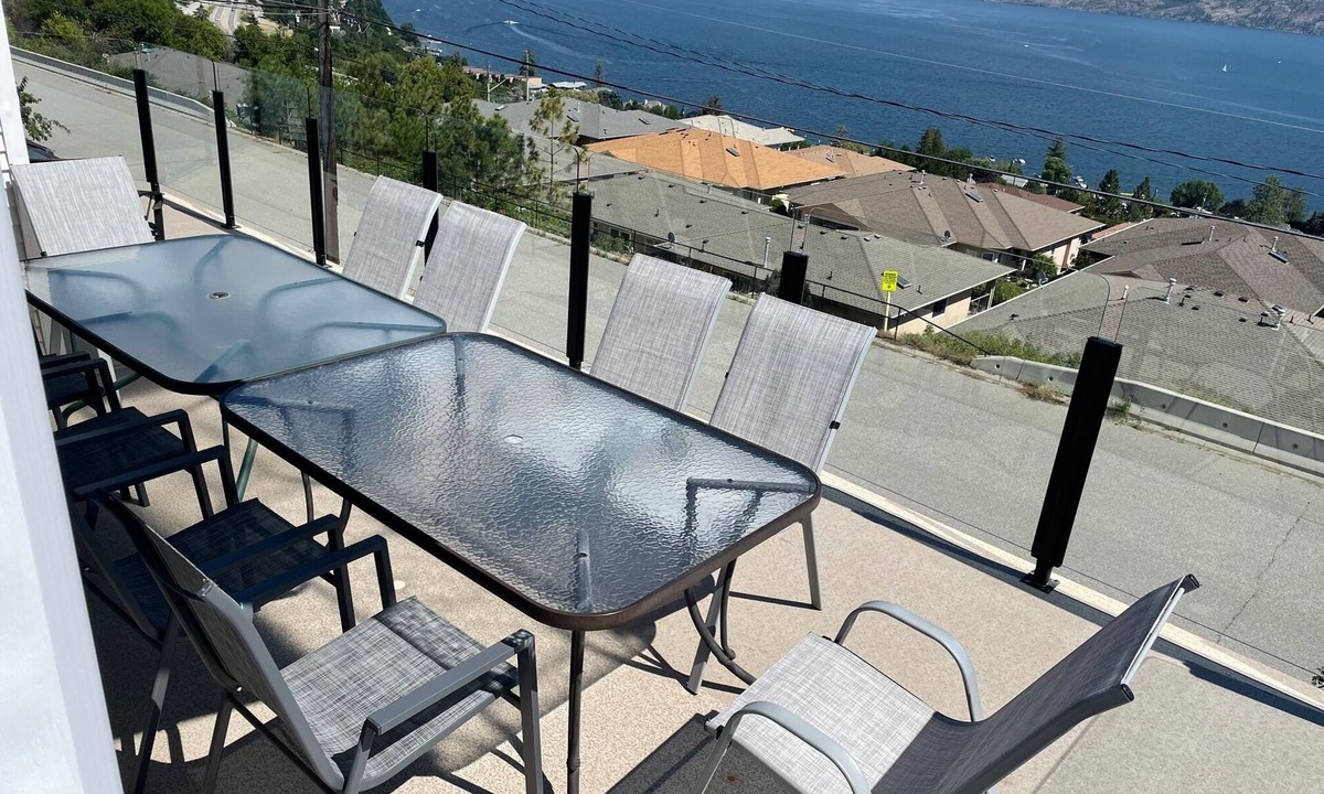 Central Okanagan House | 3 BR 5 Bed Upper Floor With Massive Lake view