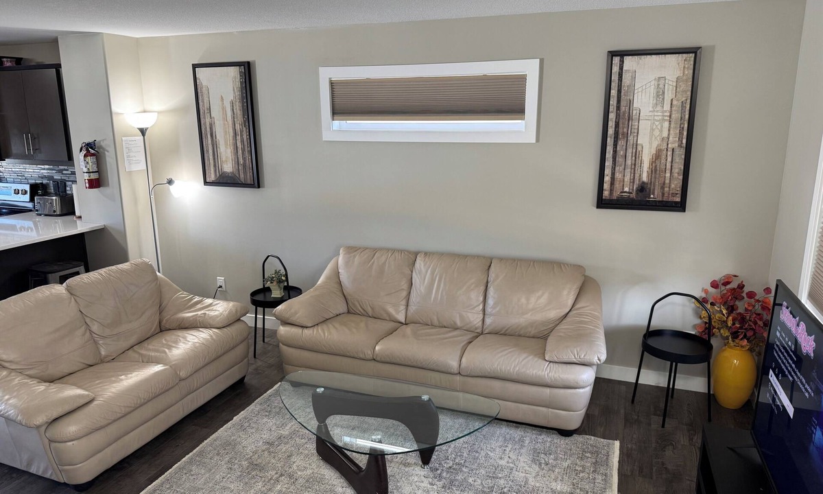 Regina House | 3 BR | Bonus RM | King Bed | Garage | Near Airport