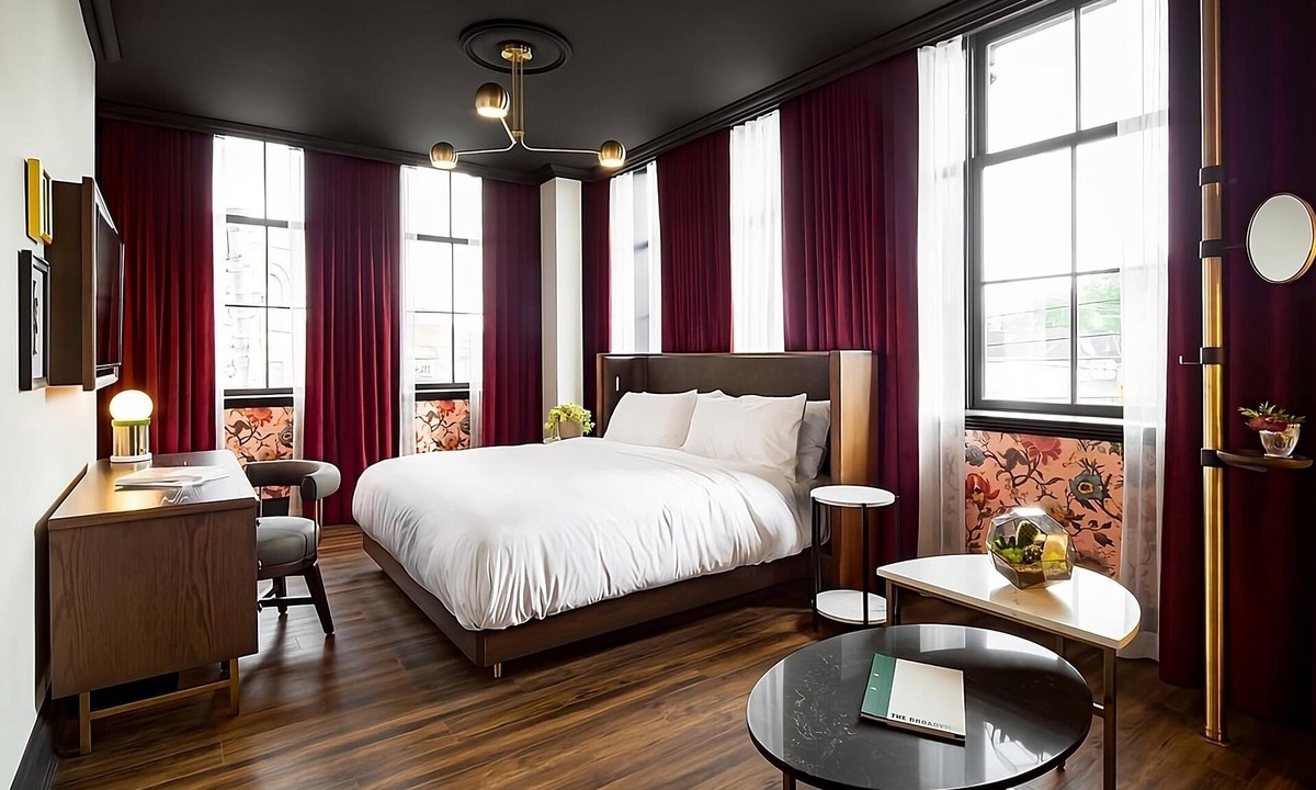 Riverside Hotel | 3 Bright Corner King Room with Boutique Comfort & Rooftop Views
