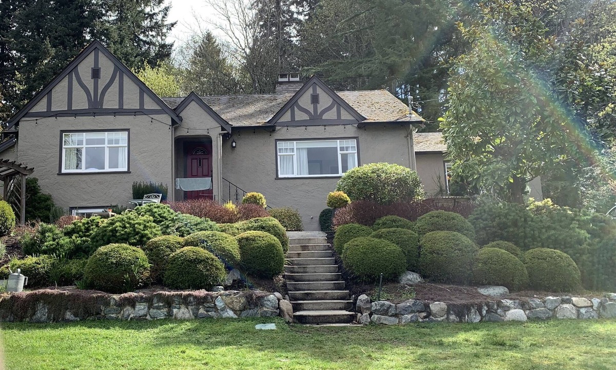 Cordova Bay House | #364 Pat Bay Hwy GREAT 6 beds 2 bath on 2 acres