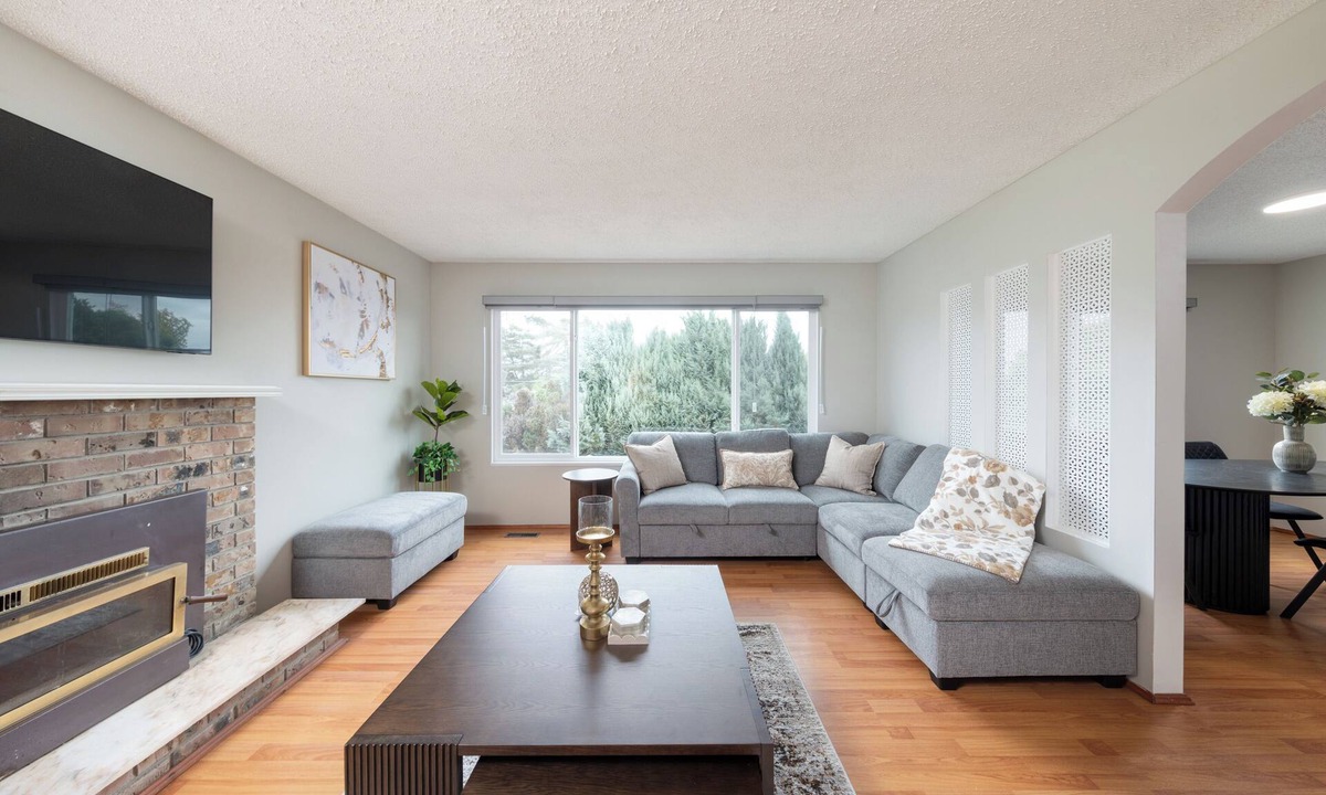 Newton House | 3BR/2BA Home – 30 Mins to YVR, Family-Friendly