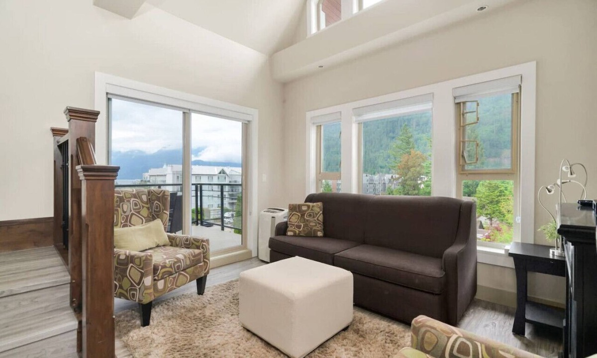 Harrison Hot Springs Apartment | 3BR Lakeside Dream Penthouse with Roof Deck Views