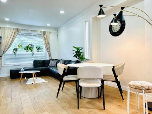 Renfrew-Collingwood House | 3BR Modern Home - Near SkyTrain - Free Parking & Pet Friendly
