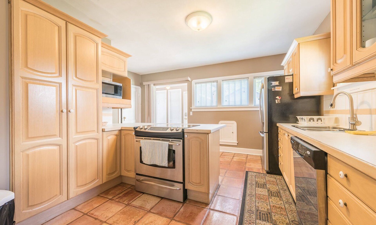 Rosedale House | 4 bedrooms+dens Large Single House