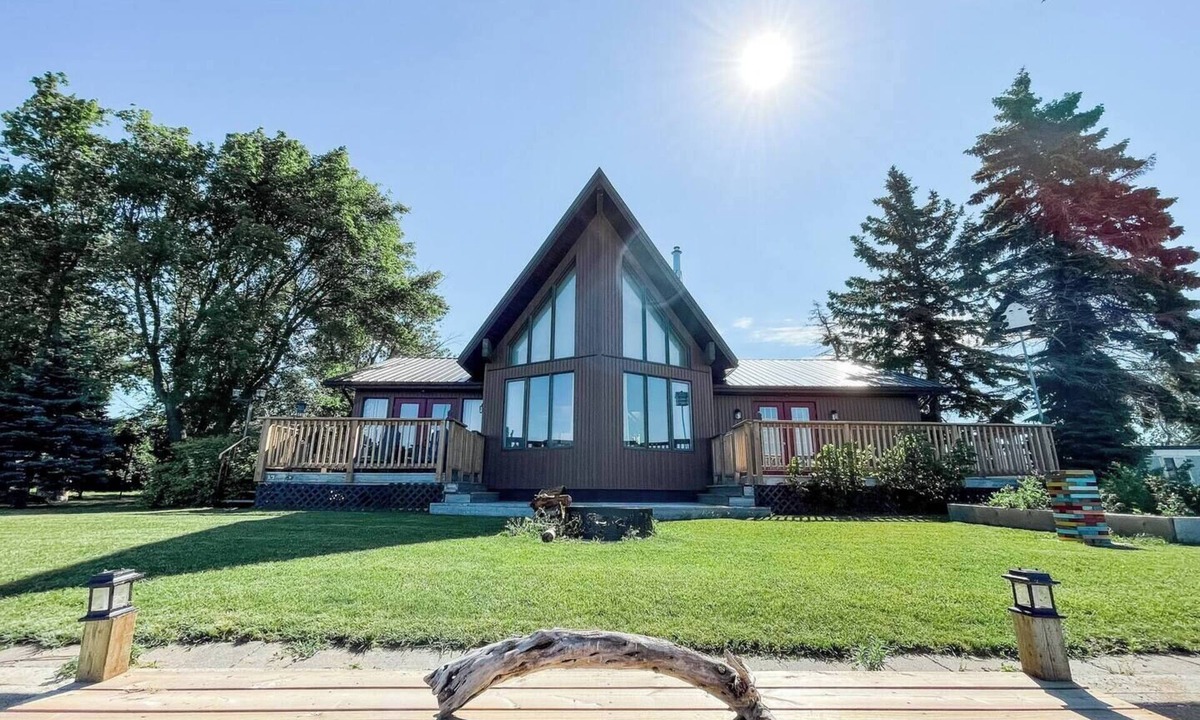 Saint Laurent Cabin | 4 season cabin on Lake Manitoba with 4 beds/2.5 baths and private beach