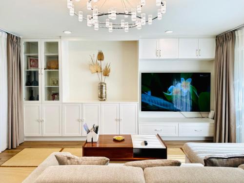 Oakridge House | 4BR 3BA Family Home - West Side - Free Parking & Pets