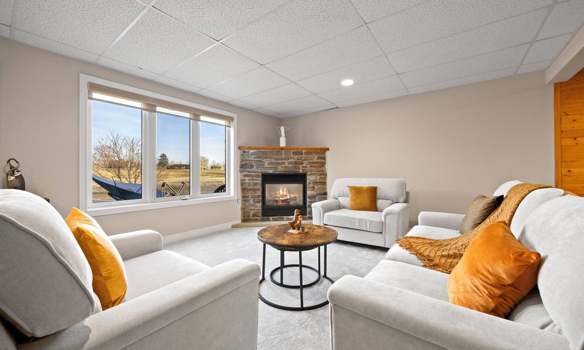 County of Brant House | 4BR Home ~ Hot Tub ~ Pool Table ~ BBQ ~ Backyard
