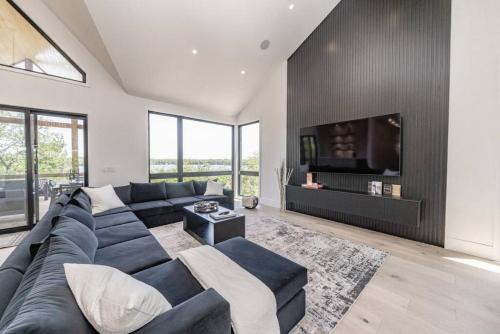 MacTier House | 4BR Lakeview Muskoka Cozy Cottage with Kayak, Sauna, Firepit & More