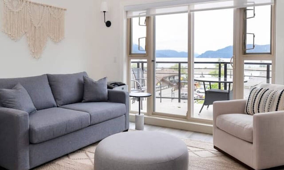 Harrison Hot Springs Apartment | 4BR Penthouse w/Rooftop In The Heart Of Harrison