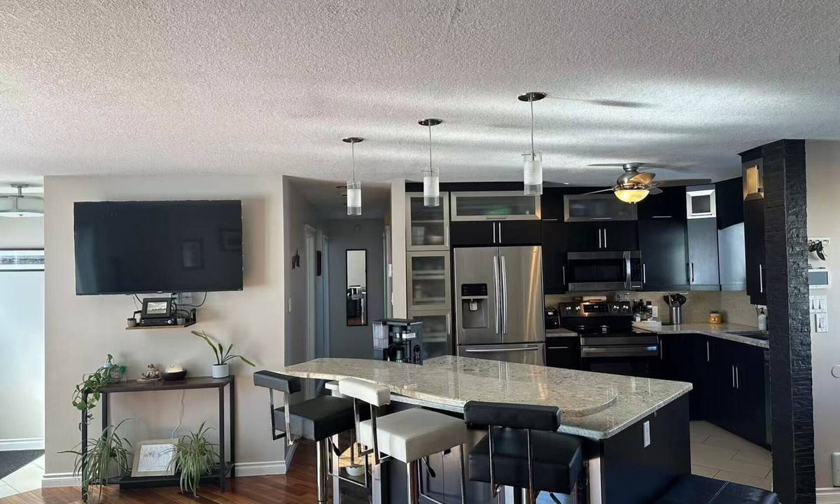 Thompson House | 4BR w/Wine Fridge, Bar, Patio, Parking, Laundry