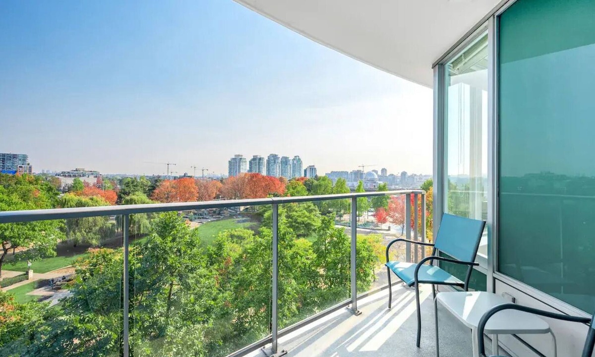 Crosstown Condo | 5 Mins Walk to MAJOR INTERNATIONAL SPORTING EVENT+Large Free Parking/Beautiful Garden View Pool+Hot Tub+Sauna