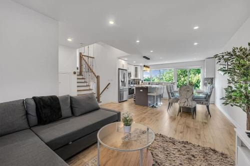 Downsview House | 5BR North York Home - Sleeps 11 - Parking