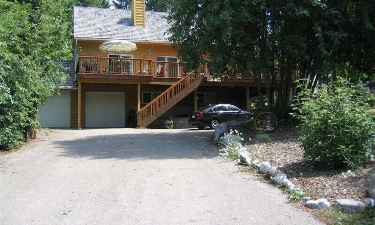 East Kootenay House | 5BR Retreat, Views, Pool Table, 2 Decks, 4 Bath, Cathedral Ceilings, Dble garage