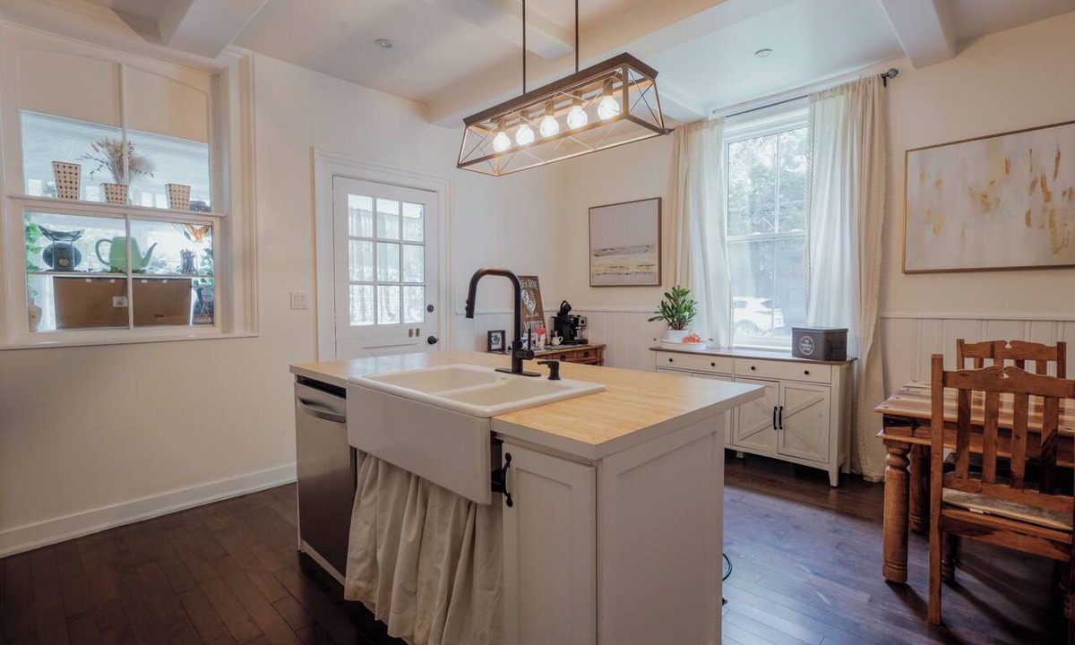 Innisfil House | 6 bed Elegant Farmhouse Oasis minutes to beach