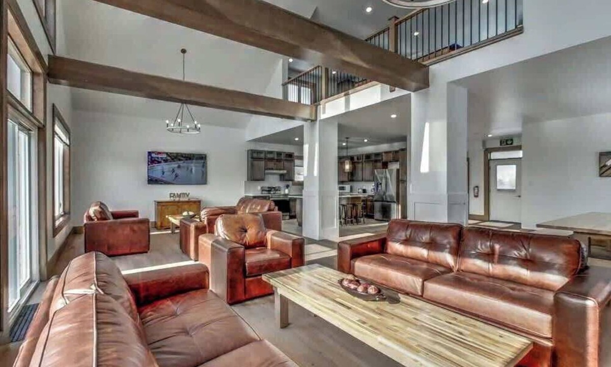 The Blue Mountains Cottage | 7 bdrm Luxury, 7.5 baths, Private Beach Access