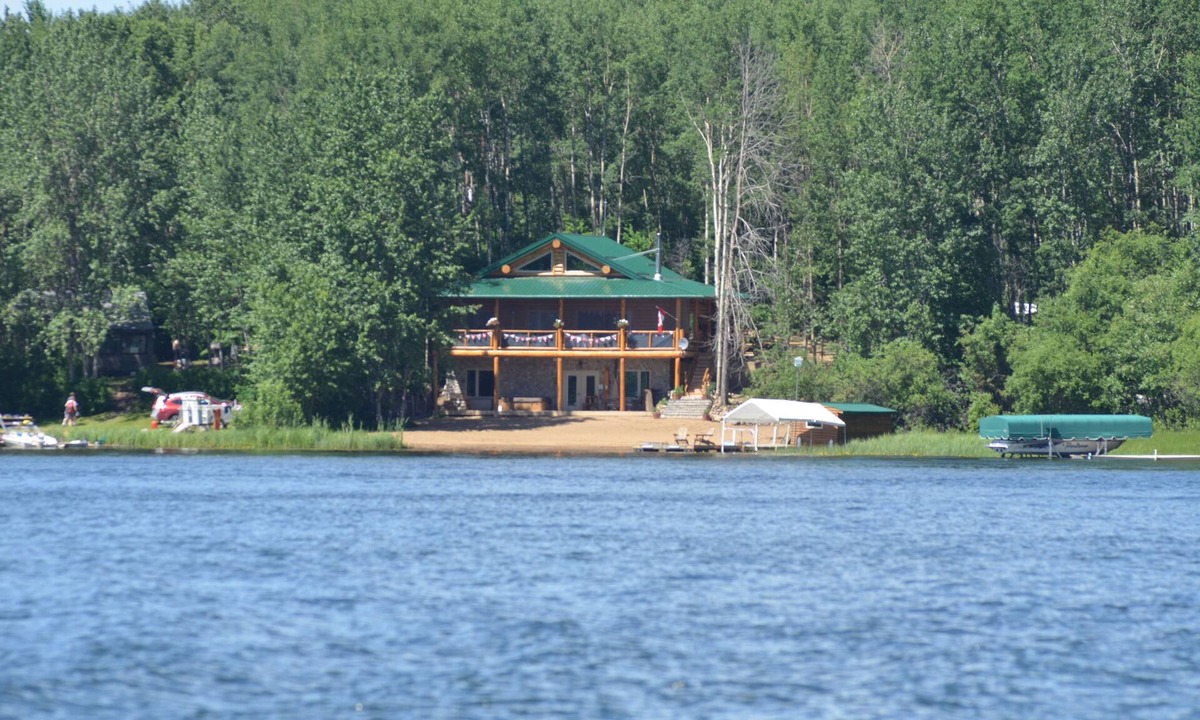 Jarvie House | A beautiful lakefront cabin!
